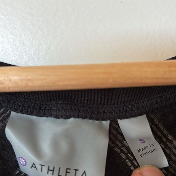 Athleta Kettlebella Long Sleeve Exercise shirt black workout women’s size small - Picture 6 of 8